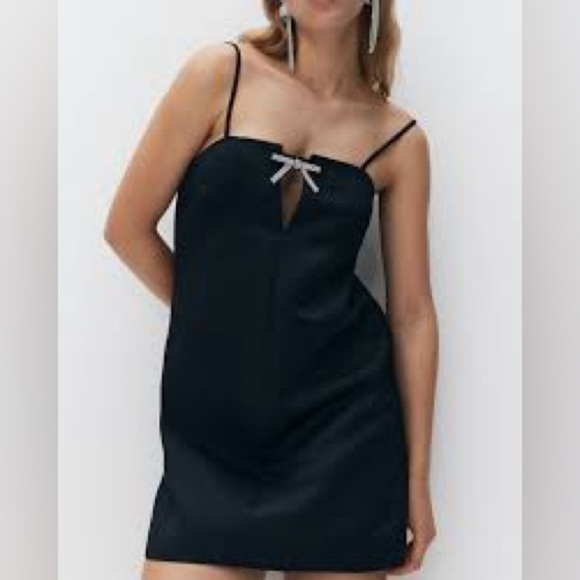 Elegant Black Mini Dress with Bow Detail - Picture 2 of 7
